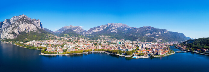 Fototapeta na wymiar Lecco (IT) - Vista aerea panoramica della città