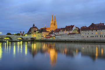 Regensburg Panorama an der Donau beleuchtet