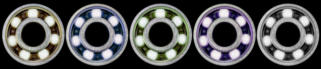 roulements à billes en céramique sur fond noir