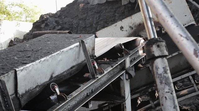 Waste of ruberoid and conveyor in motion