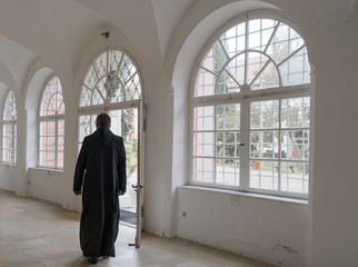 einsamer Mönch in Klostergang