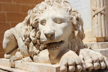 Upper Barrakka Gardens: Skulptur eines Löwen in der Altstadt von Valletta (Malta)