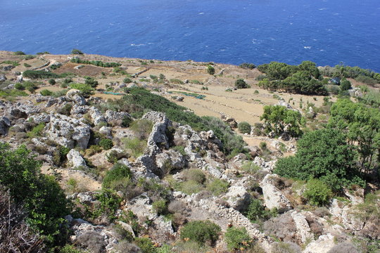 Historische Mauern und Schleifspuren auf Gozo (Malta)