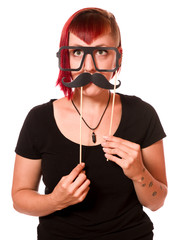 Attraktive junge Frau in einer Fotobox 