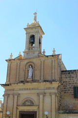 Fototapeta na wymiar Kirche in der Altstadt von Victoria Rabat, Hauptstadt der Insel Gozo auf Malta