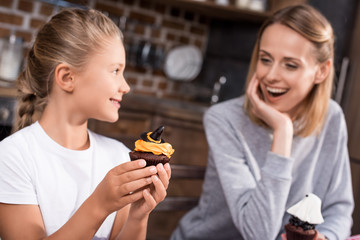 family with halloween cupcakes