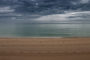 Dunkle Gewitter Wolken am Strand und Meer vom Barcelona