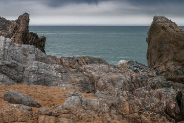 Felsen am Strand und Meer von Barcelona Spanien