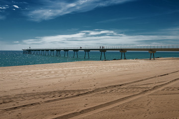 Obraz premium Pier am Strand und Meer von Barcelona Spanien blauer Himmel