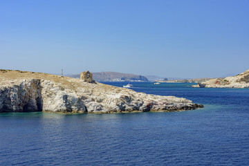 Le scogliere colorate dell'isola di Kimolos, arcipelago delle isole Cicladi GR