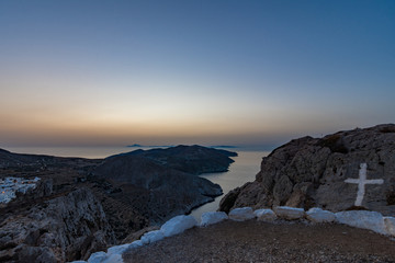 Fototapeta na wymiar Vista panoramica dell'isola di Folegandros al crepuscolo, arcipelago delle Isole Cicladi GR 