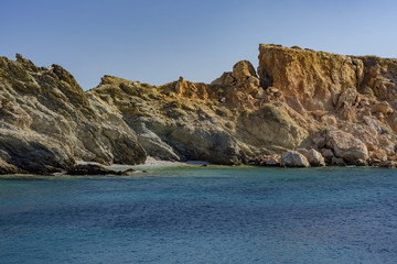 Fototapeta na wymiar Le scogliere colorate dell'isola di Folegandros, arcipelago delle isole Cicladi GR