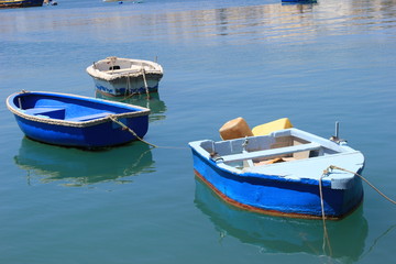 Boote in einem Hafen eines Fischerdorfs auf Malta
