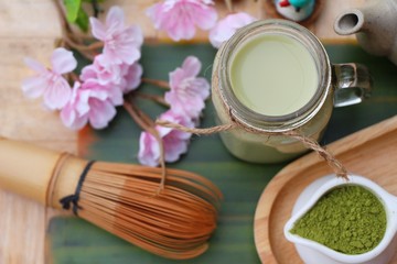 Obraz na płótnie Canvas Green tea with milk and matcha tea powder