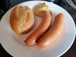 Bockwurst mit Brötchen