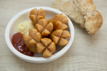 SAUSAGE BOWL WITH TOAST
Deep fried sausage served in white bowl with ketchup, mayonnaise and toast.
