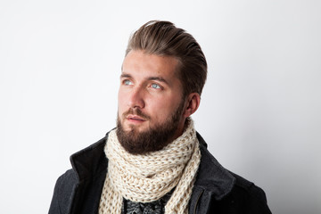 Fototapeta premium Herbstlich angezogener Mann mit Strickschal und Mantel