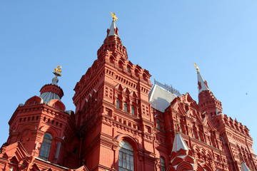 Fototapeta na wymiar The building of the Historical Museum in Moscow