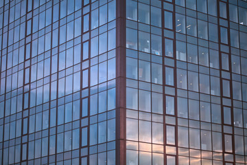 Fototapeta na wymiar Window pattern on building in business district