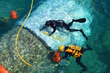 sommozzatori al lavoro mentre riparano una conduttura nel mare a Montecarlo Monaco