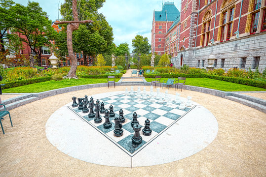 Giant chess in Cuypers Bibliotheek (super wide angle)