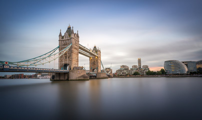 Tower Bridge in London am Abend