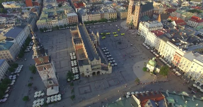 Krak&oacute;w - stare miasto z powietrza. Rynek Gł&oacute;wny i Sukiennice z lotu ptaka.