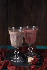 Picture of two glasses with smoothies