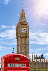 Fototapeta na wymiar Nahaufnahme des Big Ben in London mit einer klassisch, roten Telefonzelle