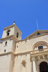 Fototapeta na wymiar Valletta: Fassade einer Kathedrale (Kirche) auf Malta