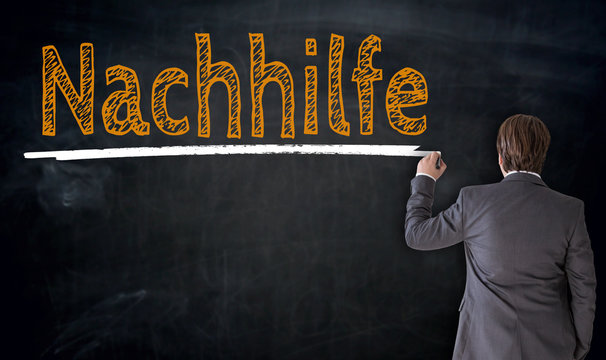 Businessman schreibt Nachhilfe auf Tafel Konzept
