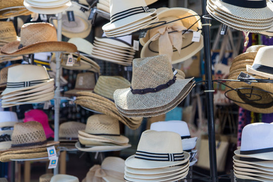 H&uuml;te an einem Verkaufsstand in Paguera, Mallorca, Ballearen