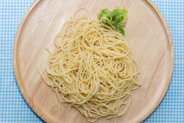 spaghetti without sauce on wooden plate