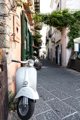 Fotobehang Scooter Uitzicht op een iconische Italiaanse scooter in een steegje, Ischia, Golf van Napels, regio Campania, Italië