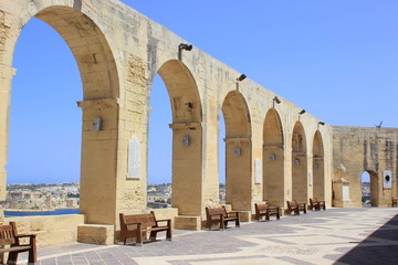 Fototapeta na wymiar Valletta: Die berühmten Arkaden über Grand Harbour (Upper Barrakka Gardens)