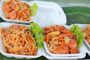 Spaghetti with pork and vegetables is delicious