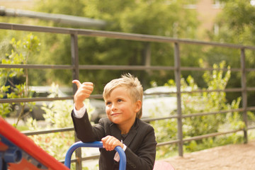 Obraz premium young boy playing on the Playground