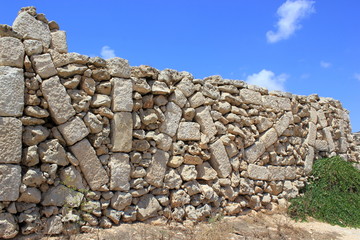 Historische Mauer auf der Insel Gozo (Malta)