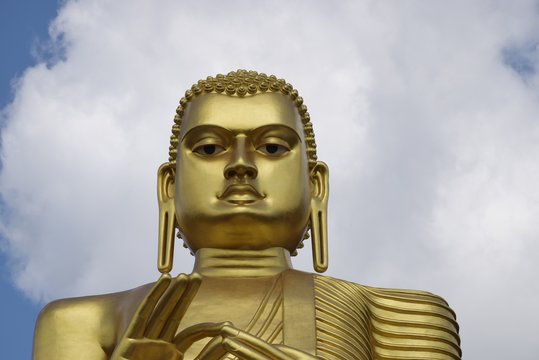 Große goldene Buddastatue in Dambulla