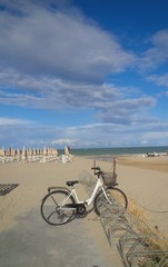 Fototapeta premium bicicletta posteggiata sulla spiaggia