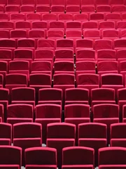 Gartenposter Theater Rangées de fauteuils rouges dans une salle de spectacle