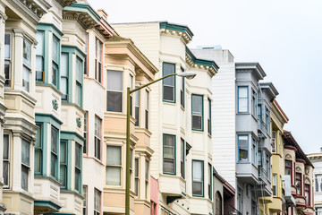 Fototapeta premium victorian houses at san francisco street, california