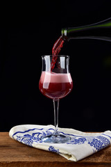 Versare il vino nel bicchiere