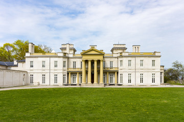 front view of Dundurn Castle in Hamilton, ON, Canada