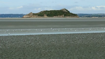 Le rocher de Tombelaine dans la baie du Mont-Saint-Michel