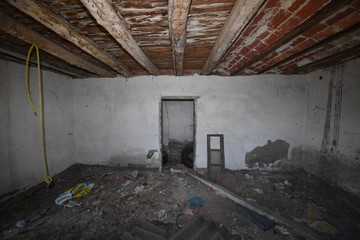 habitaci&oacute;n de casa abandonada