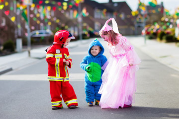 Kids on Halloween trick or treat.