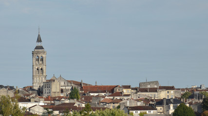 Fototapeta na wymiar vue sur la ville de Cognac avec l’église Saint-Léger 