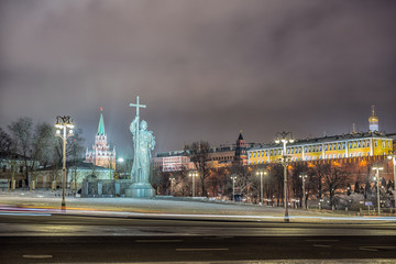 Obraz premium monument of Vladimir in Moscow at night