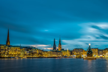 Obraz premium Christmas Market with Christmas Tree on Alster in Hamburg